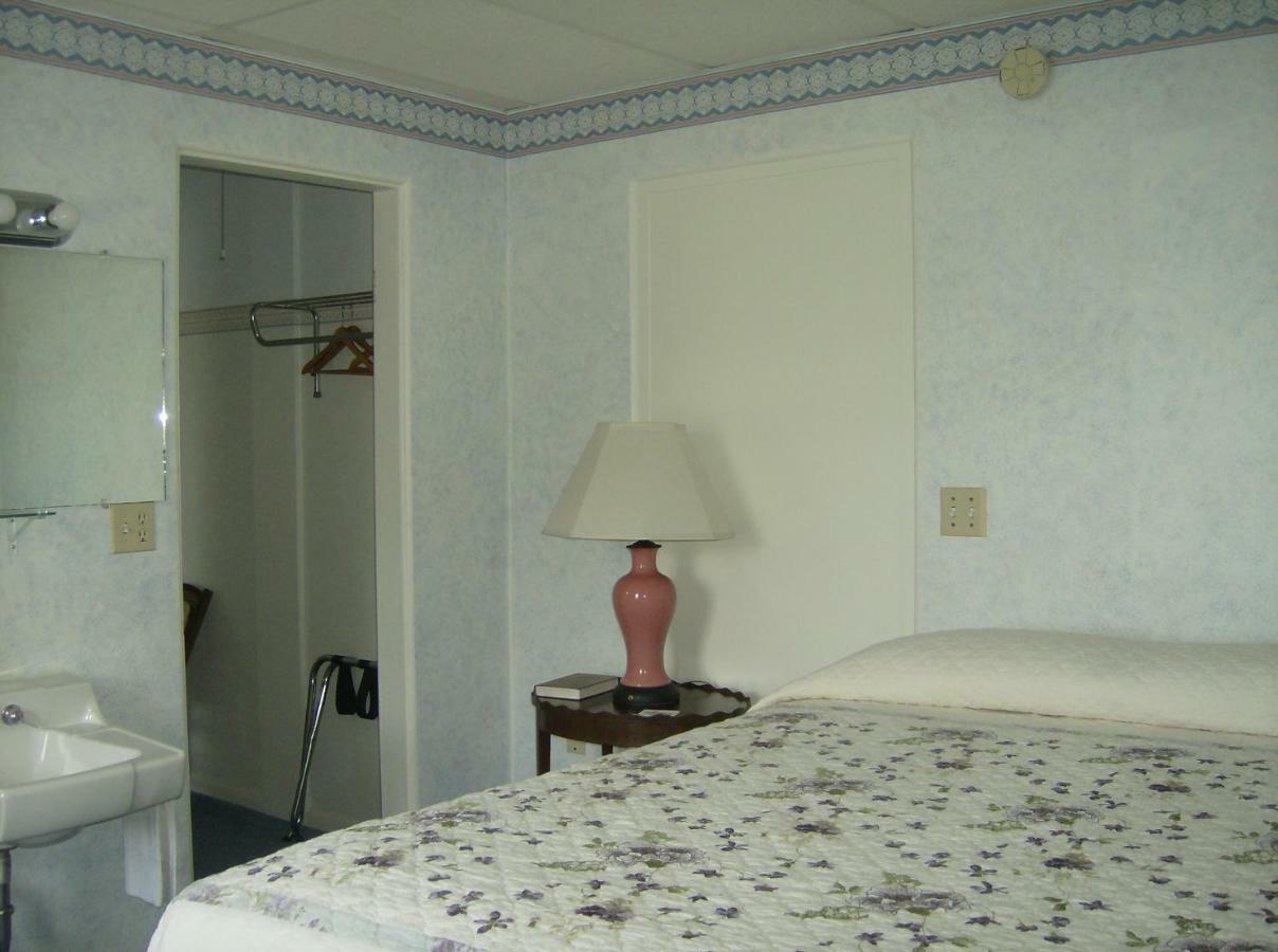 Boardwalk Inn Saint Ignace Kültér fotó
