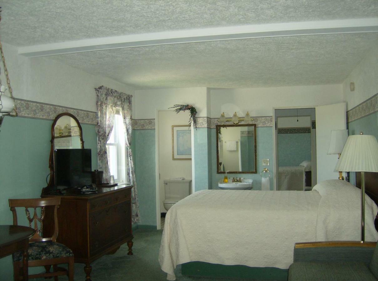 Boardwalk Inn Saint Ignace Kültér fotó