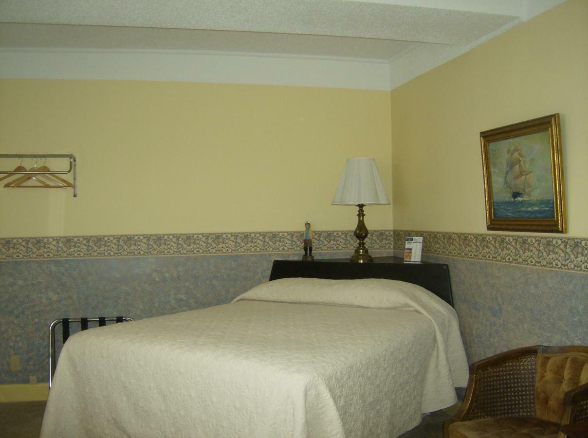 Boardwalk Inn Saint Ignace Kültér fotó