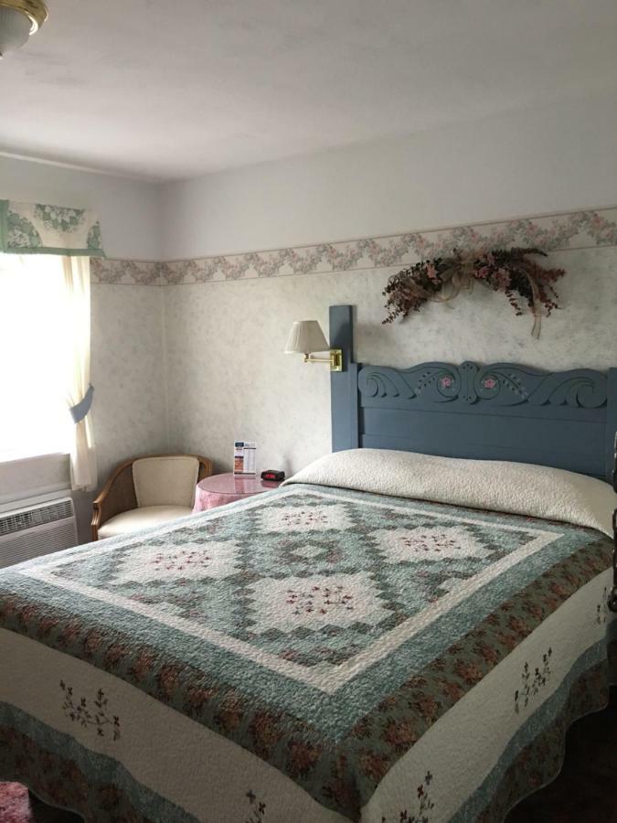 Boardwalk Inn Saint Ignace Kültér fotó